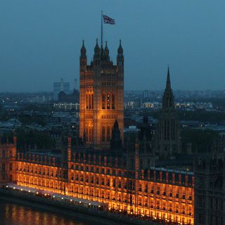 Night view of the parliament building in London.