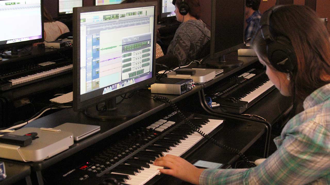 student recording piano keyboard in computer lab