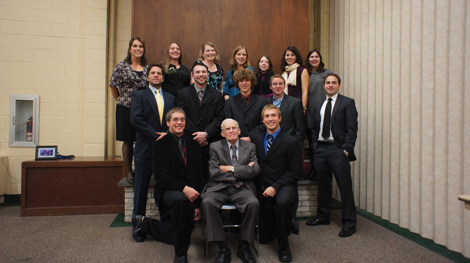 Alumnus Allen Smith with 14 of his 19 grandchildren.